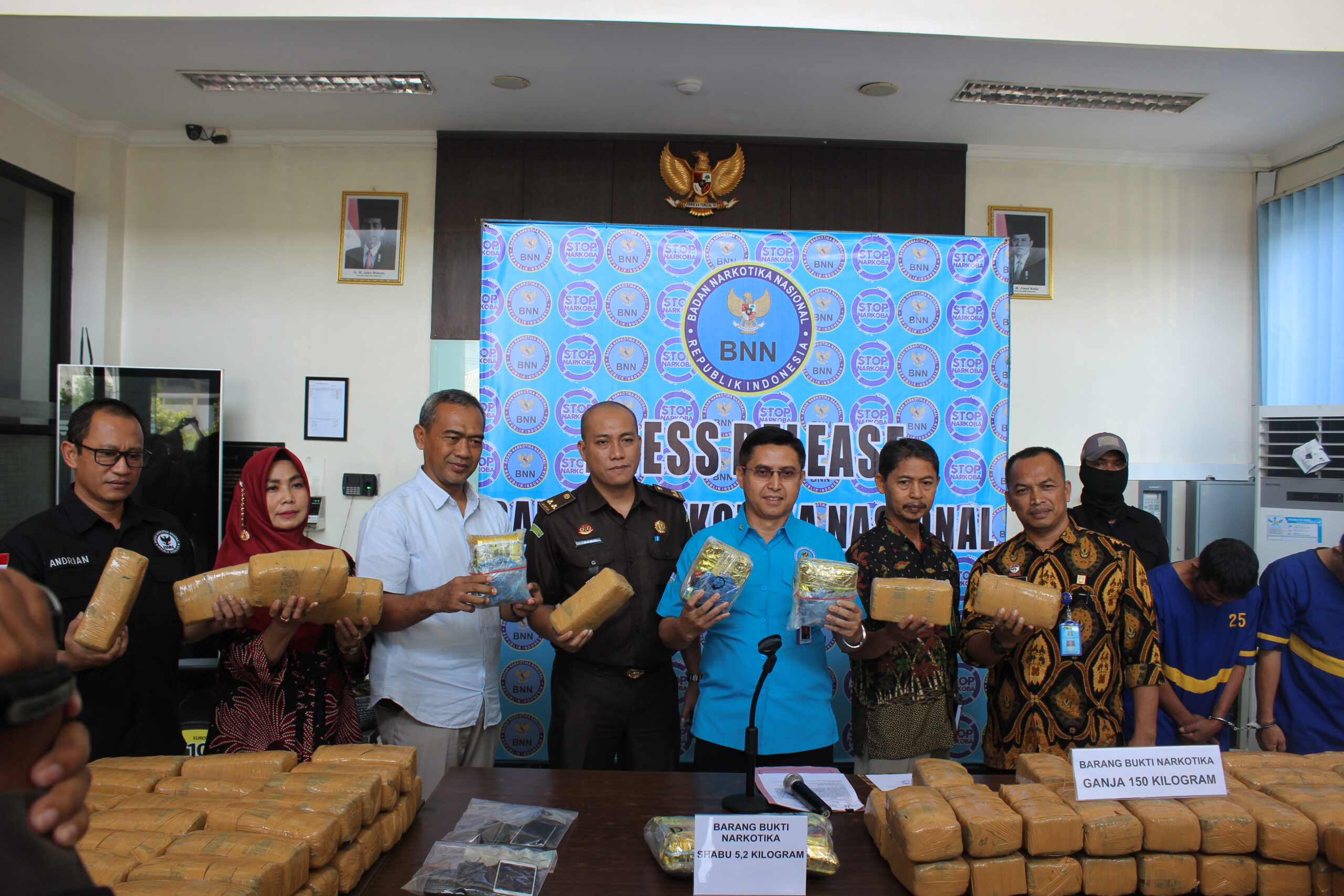 PRESS RELEASE HASIL PENGUNGKAPAN JARINGAN / SINDIKAT NARKOTIKA JENIS SHABU SEBERAT ± 5,2 KILOGRAM