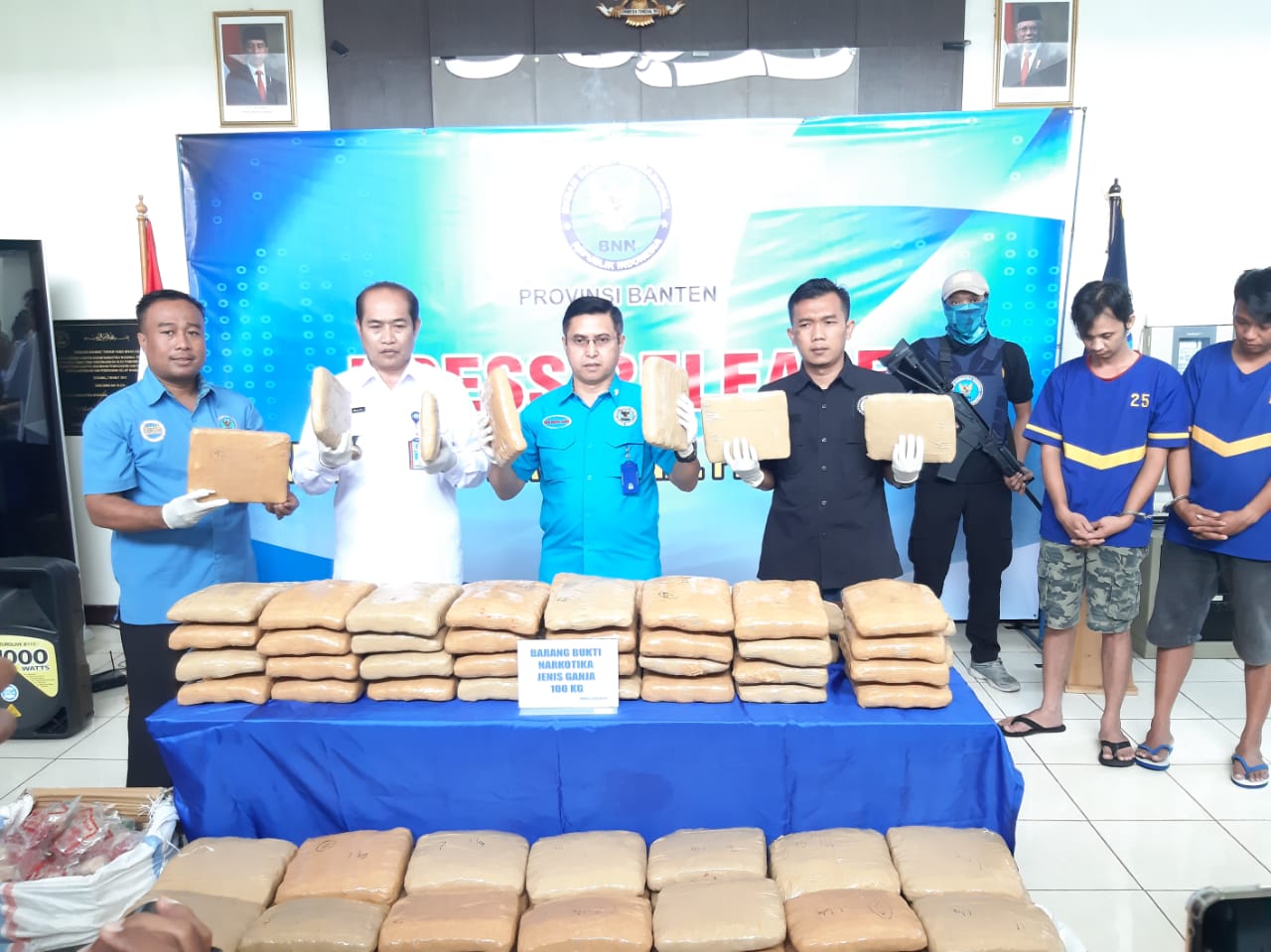 PRESS RELEASE HASIL UNGKAPAN JARINGAN / SINDIKAT NARKOTIKA JENIS GANJA SEBERAT 100 KILOGRAM PRESS RELEASE HASIL UNGKAPAN JARINGAN / SINDIKAT NARKOTIKA JENIS GANJA SEBERAT 100 KILOGRAM