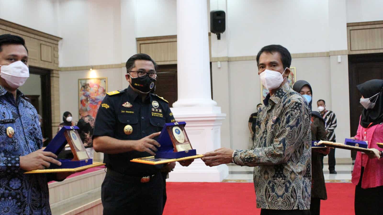 BNNP Banten Berikan Apresiasi Penghargaan Terhadap Penggiat Anti Narkotika Pada Puncak Hani 2021