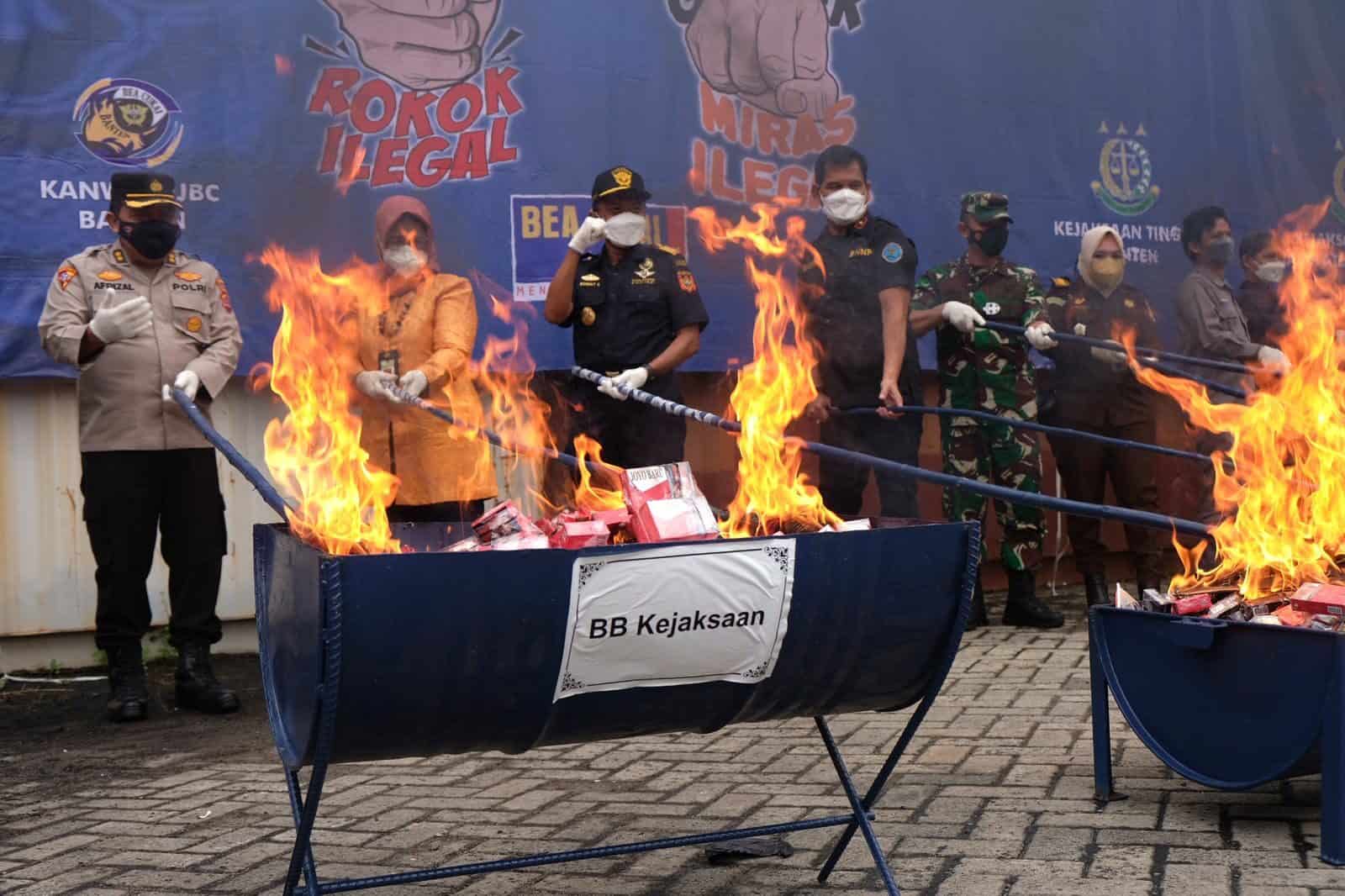Kepala BNNP Banten Hadiri Pemusnahan Rokok dan Miras Ilegal Kepala BNNP Banten Hadiri Pemusnahan Rokok dan Miras Ilegal