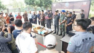 Press Release Barang Sitaan Narkotika Jenis Shabu Seberat ± 400,177 Gram Press Release Barang Sitaan Narkotika Jenis Shabu Seberat ± 400,177 Gram