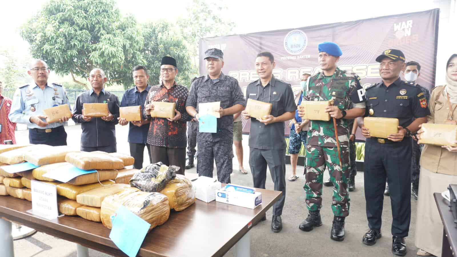 Press Release Barang Sitaan Narkotika Jenis Shabu Seberat ± 400,177 Gram Press Release Barang Sitaan Narkotika Jenis Shabu Seberat ± 400,177 Gram